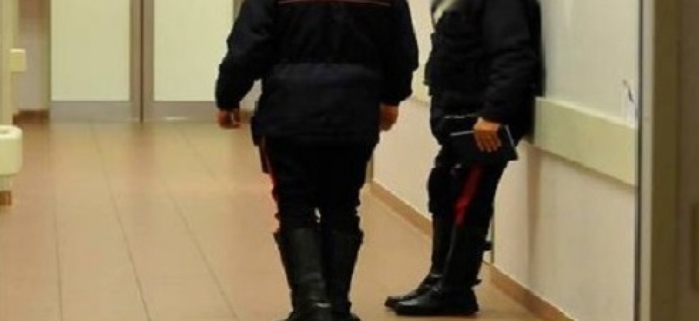 Minaccia di morte con un coltello la vicina di letto e i sanitari, i carabinieri riescono a disarmarla