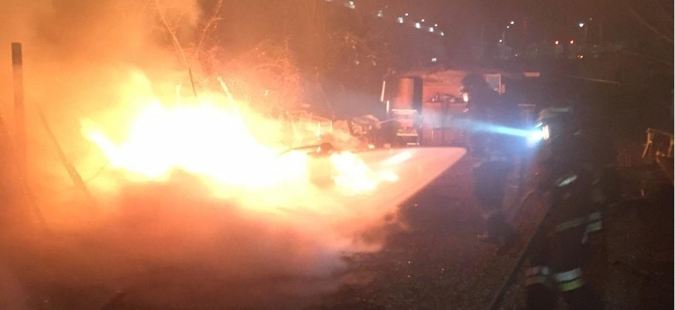 Paura a Gardolo, in fiamme una baracca poco distante della fermata dell'autobus