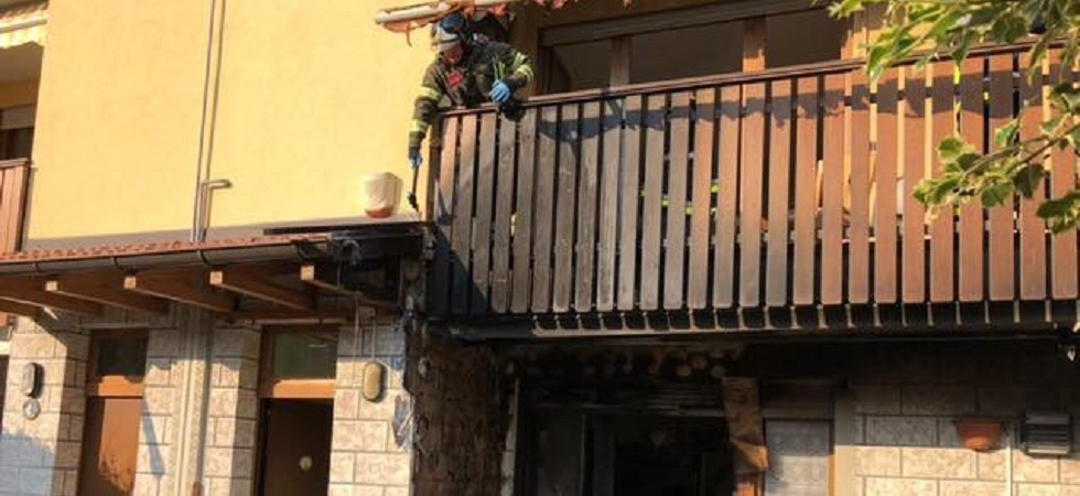 Salva la casa dalle fiamme e si ustiona per spegnere il fuoco, paura a Gardolo