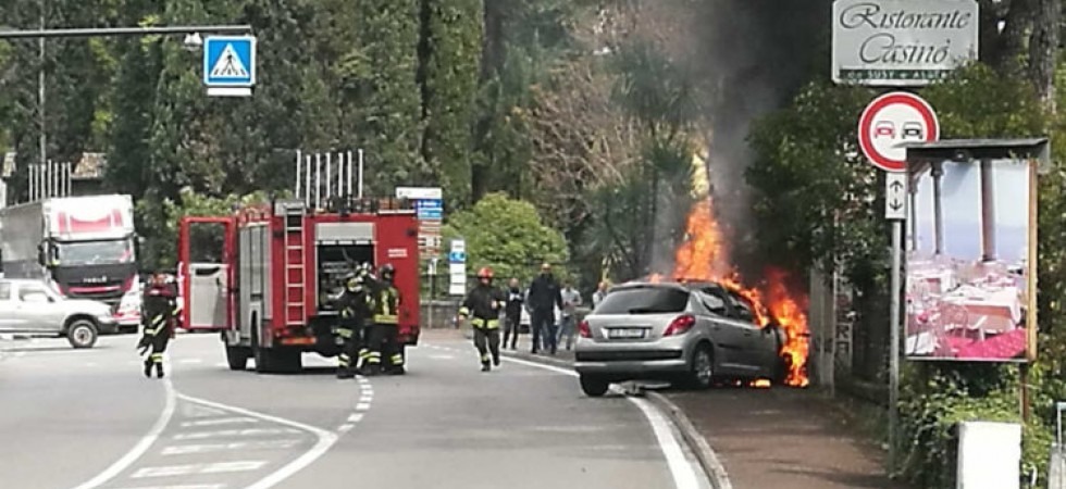 Finisce fuori strada e l'auto prende fuoco, salvata in extremis dai vigili del fuoco