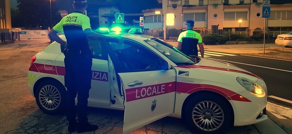 Danneggia e riga le auto parcheggiate