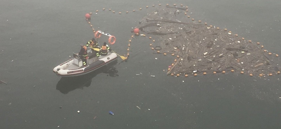 Pneumatici, bottiglie, rami e quattro barche, oltre cinquanta persone sono intervenute per pulire il lago di Santa Giustina