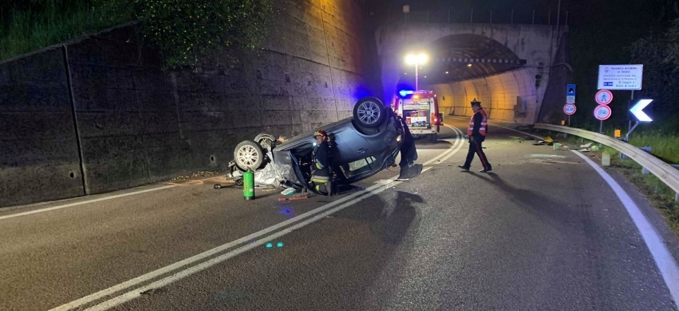 Automobile sbanda e si cappotta nella notte all'entrata della galleria, feriti una ragazza e un ragazzo