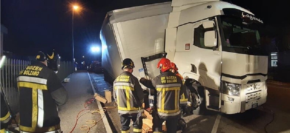 Autoarticolato perde il rimorchio e rischia di ribaltarsi