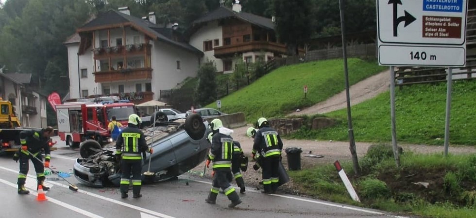 Esce di strada e si ribalta, intervengono i vigili del fuoco