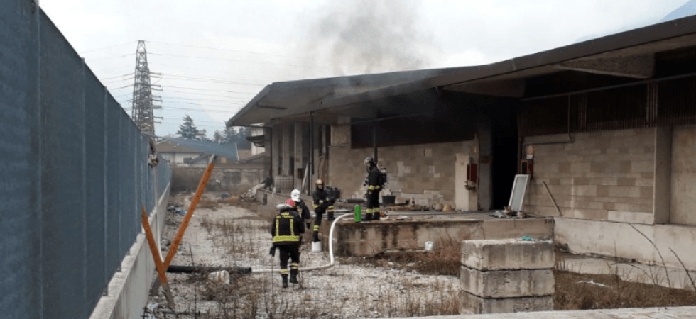 Fumo dietro al quartiere Le Albere, incendio in un magazzino edile