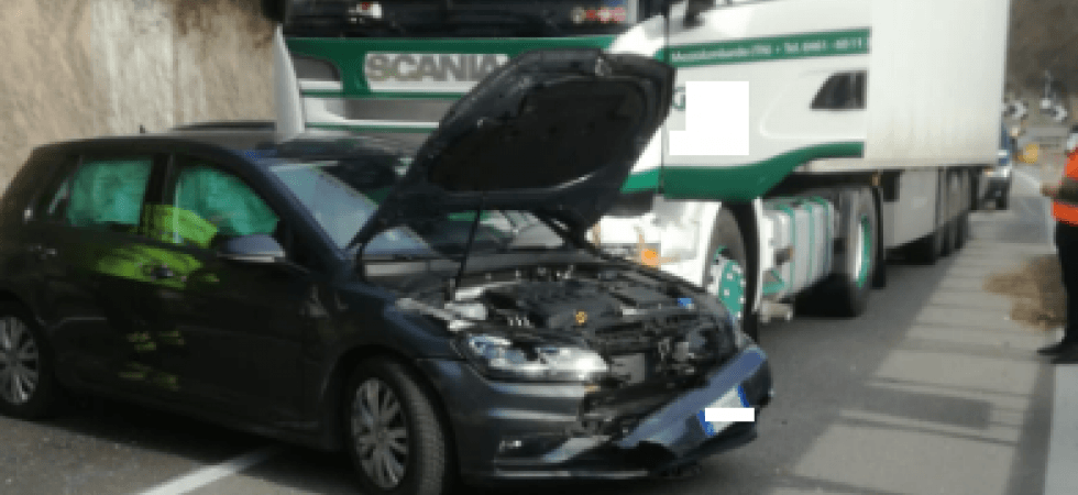 Valsugana: auto perde il controllo e un camion la centra, traffico deviato
