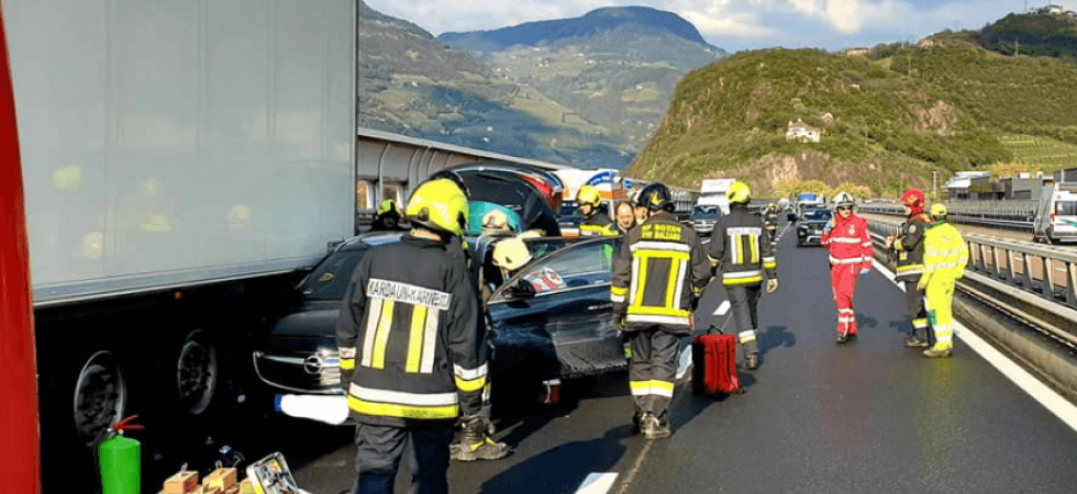Tamponamento tra due tir in A22 e l'auto che segue rischia di finire sotto a un rimorchio