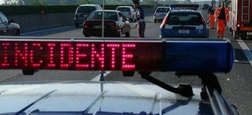 Incidente in A22: coinvolte quattro auto, una ha preso fuoco