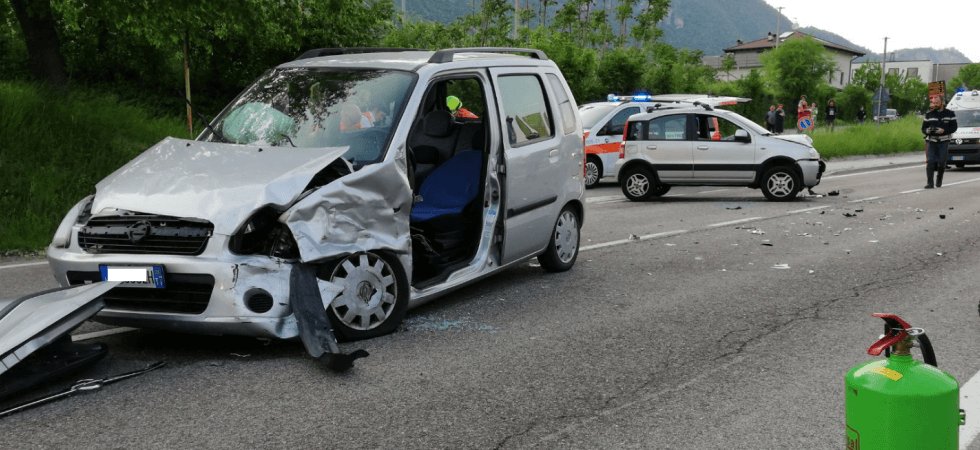 Violento frontale tra due auto a Ravina
