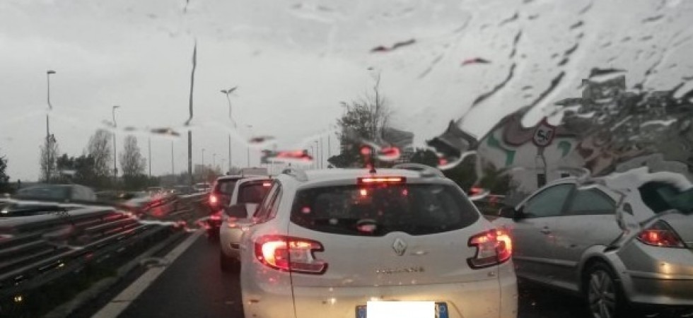 Tamponamento in tangenziale: tre automobili coinvolte e traffico in tilt