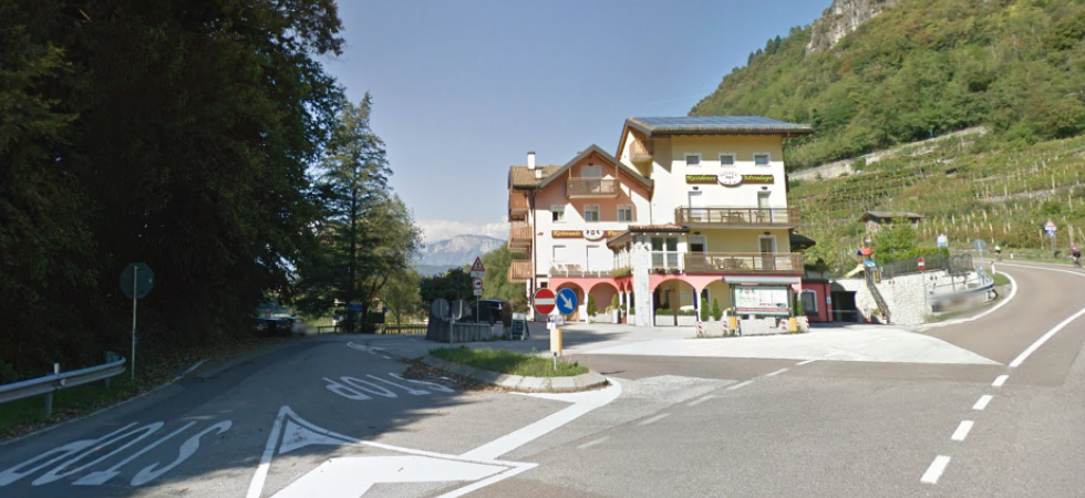 Scendeva in bici da una lunga discesa ma finisce per scontrarsi con una macchina