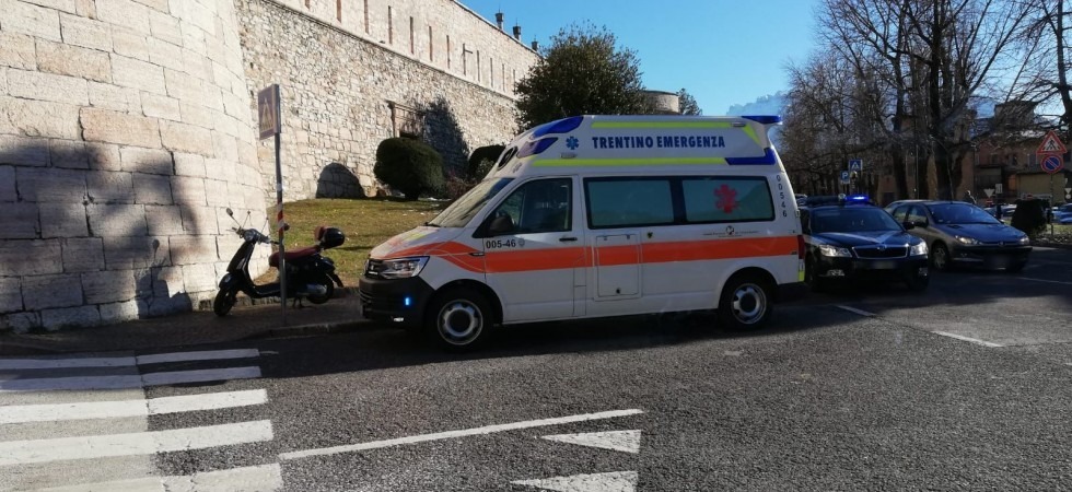 Sbaglia la curva in motorino e cade a terra: ferito un uomo
