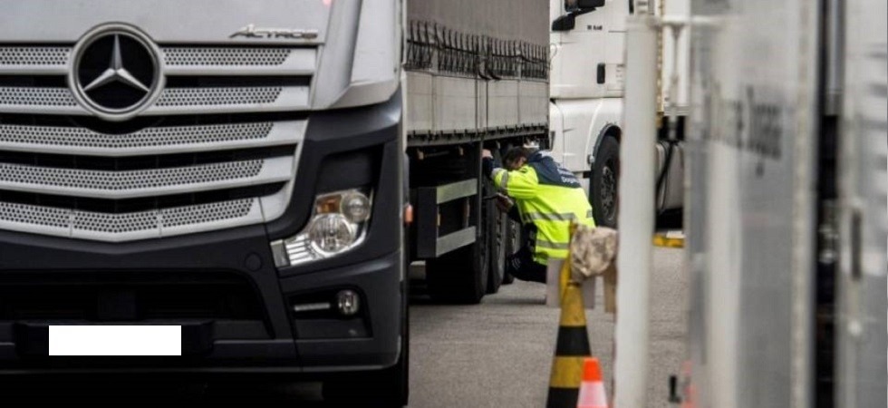 Fermato un mezzo pesante per trasporto con i documenti non in regola