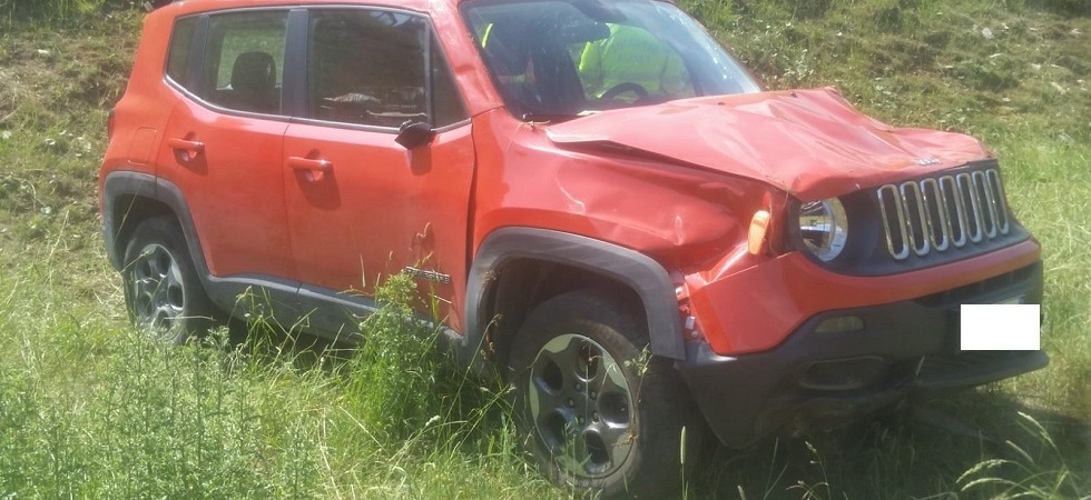 Perde il controllo della jeep e finisce in una scarpata per una ventina di metri
