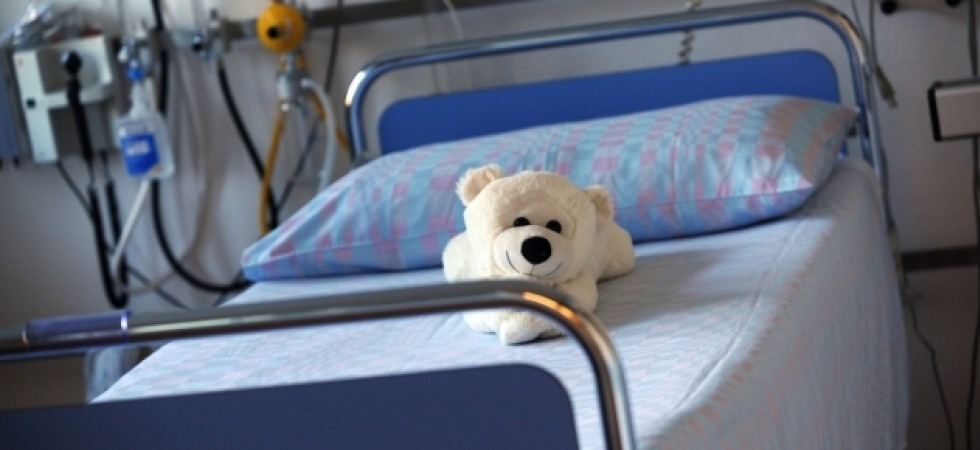 La bimba di 3 anni ha perso la mamma, gli infermieri di pediatria rinunciano ai regali di Natale e li donano a lei