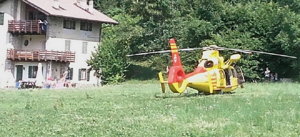 Foto di Valledeilaghi.it Scontro tra moto in curva, due centauri elitrasportati in ospedale