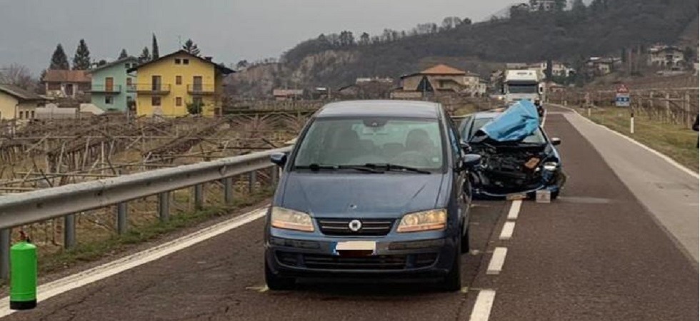 Tre auto si tamponano in statale, traffico in tilt