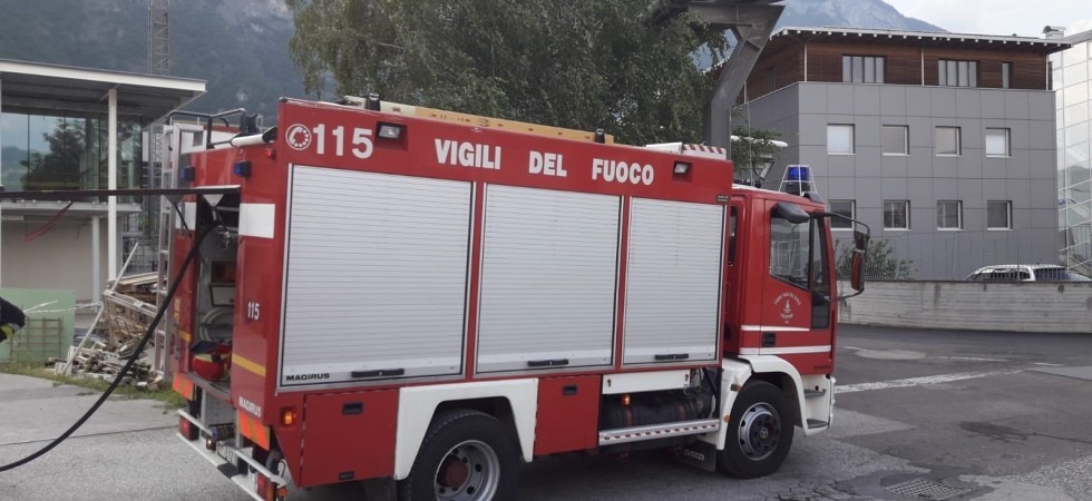 Fuga di gas per la rottura di una tubazione, zona industriale isolata