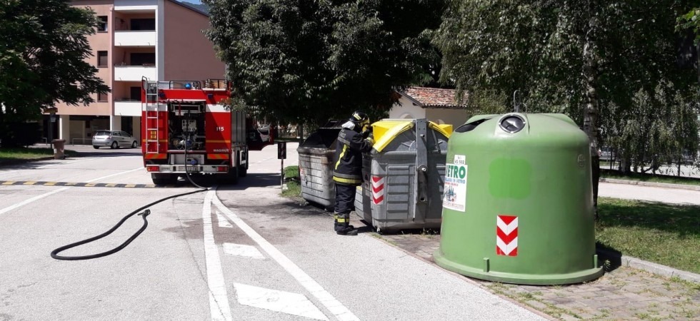 A fuoco due cassonetti dell'immondizia, indagano le forze dell'ordine