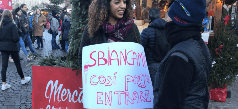 Sbiancami, così posso entrare'', la protesta di Selma, al Mercatino di Natale, contro il razzismo