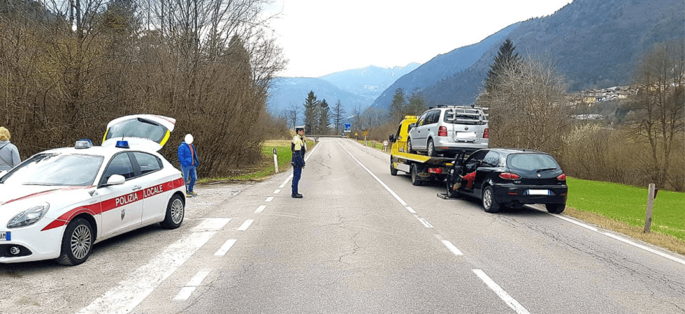 Alla guida dell'auto di un pregiudicato senza patente e senza assicurazione, nei guai una 27enne multata per 7 mila euro