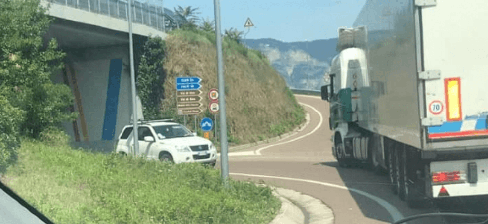 Contromano in rotatoria, rischia il frontale con un camion