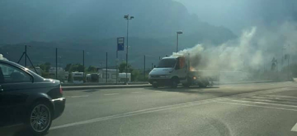 Foto di Infotraffico in Trentino Un furgone viene divorato dalle fiamme, paura a Trento