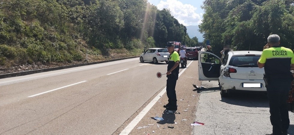 Incidente sulla statale, un'auto si cappotta in mezzo alla strada