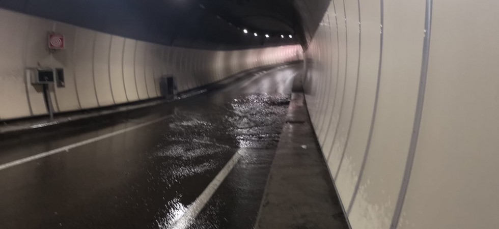 Pioggia e grandine, la galleria di Martignano, come sempre, finisce sott'acqua
