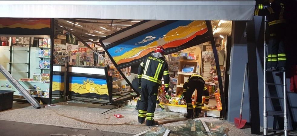 Rubano un'auto e cercano di sfondare il vetro di un tabacchino, poi si danno alla fuga