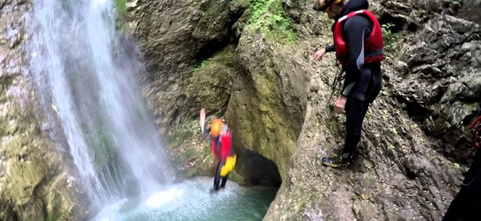 Si tuffa da circa 6 metri ma si fa male nell'impatto con l'acqua, una 28enne soccorsa nella forra