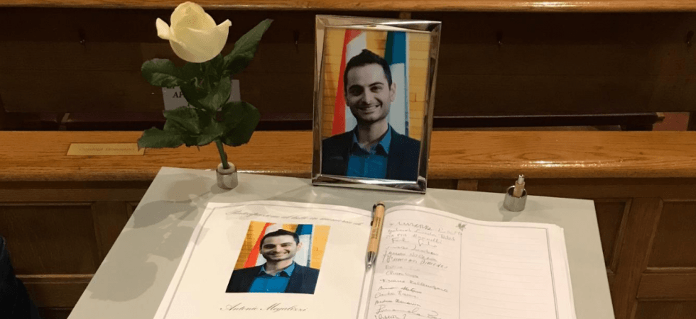 Una fiaccolata per ricordare Antonio e la sua immagine proiettata in Piazza Duomo