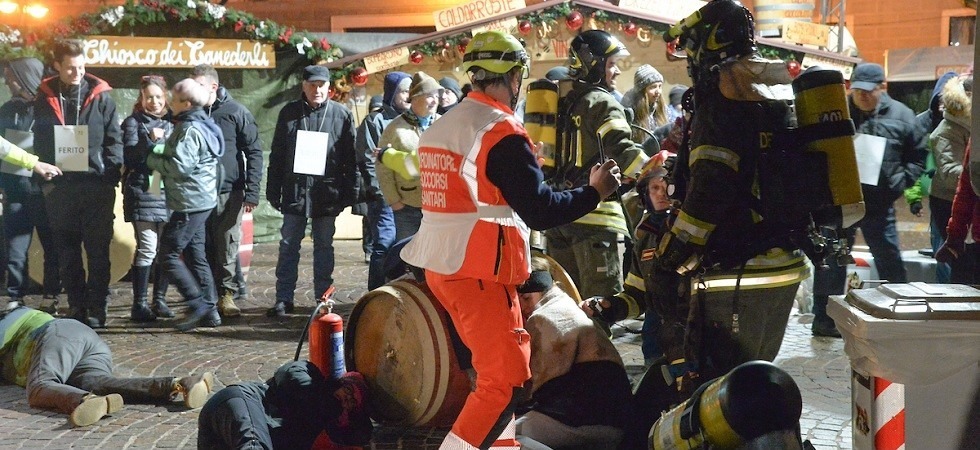 Foto di Daniele Mosna Incendio al Mercatino di Natale, quindici feriti gravi e 25 lievi, ma è solo un'esercitazione