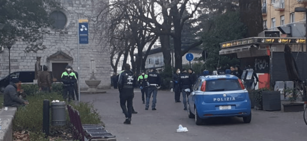 Coronavirus, in strada scoppia la lite (e volano gli sputi) per il mancato rispetto delle distanze di sicurezza