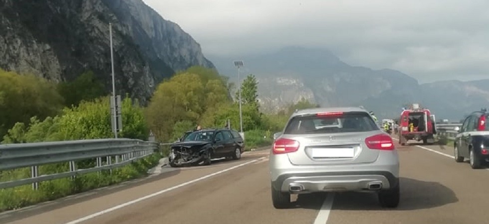 Frontale tra due auto e un terzo veicolo non riesce a evitare l'impatto, traffico bloccato