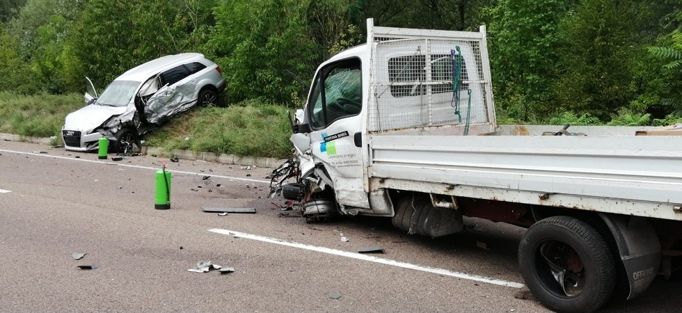 Azzarda un sorpasso e centra un furgone e un'altra auto