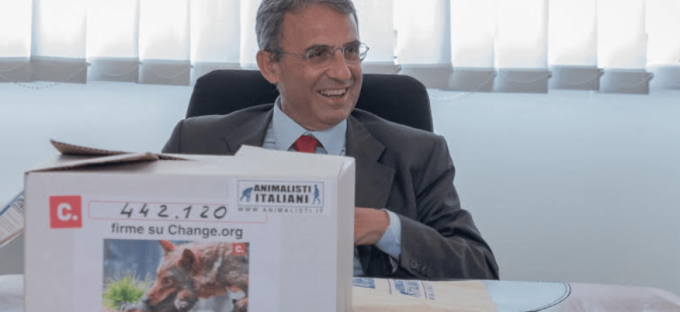 Al ministro Costa 443.000 firme per dire no'' all'abbattimento dei lupi