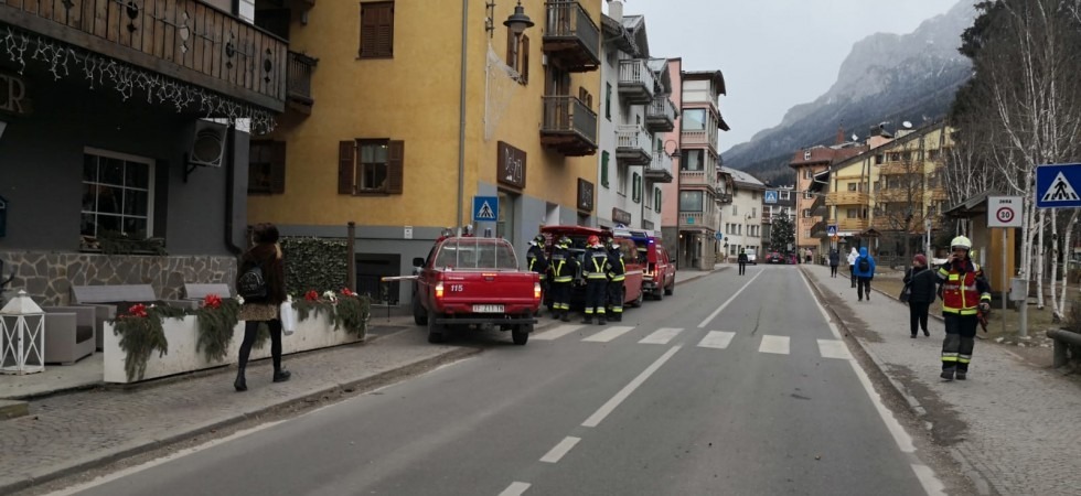 Accendono la stufa e l'appartamento viene invaso dal fumo, pompieri in azione per scongiurare un incendio