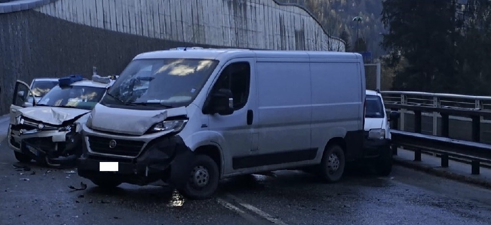 Strada ghiacciata, un'auto perde aderenza e viene centrata da un furgone contro il quale finiscono due macchine