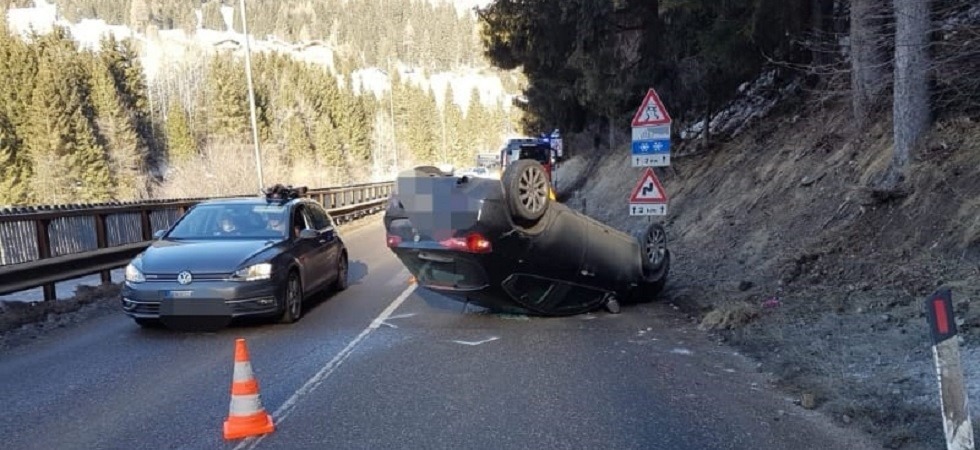 Dopo aver tamponato un'auto, sbanda, sale sulla rampa e si cappotta, traffico in tilt