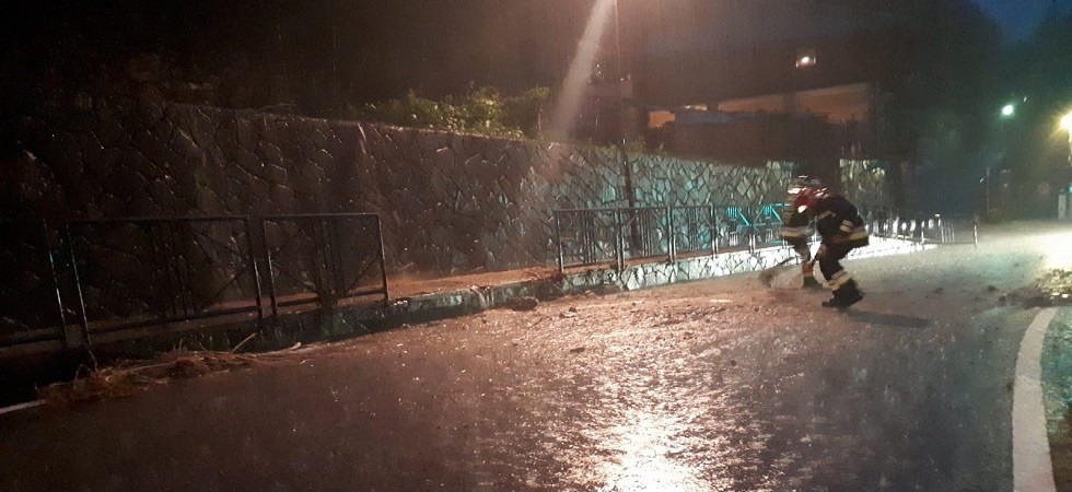 Smottamento in val di Fiemme, fango e sassi piombano in strada e crolla anche parte di un muretto