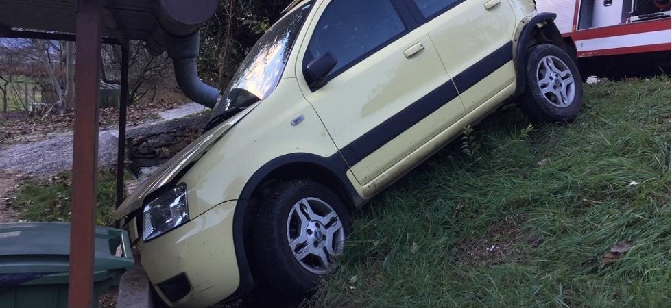 Esce di strada e rimane in bilico sul muretto di una casa, anziano portato in ospedale