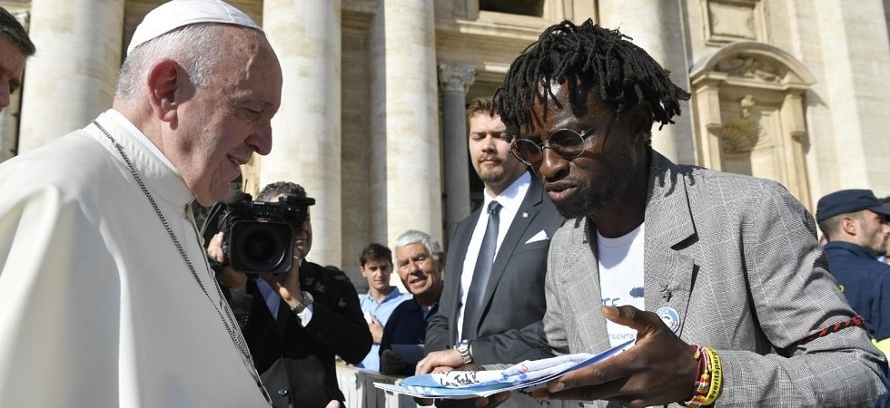 Marcia Restiamo umani'', il papa riceve bandiera e manifesto dall'attivista trentino Mpaliza