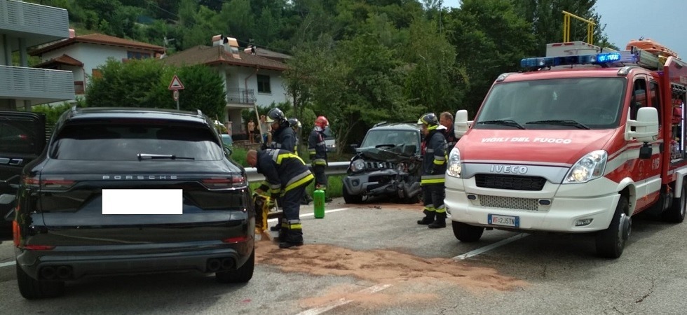 Frontale lungo la statale del Brennero, strada chiusa e traffico bloccato