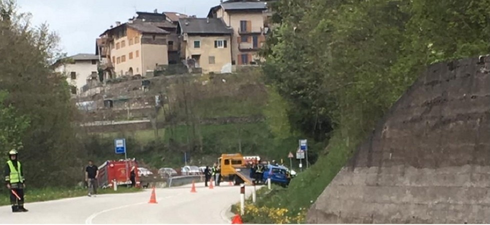 Sbanda e finisce nel fosso, strada chiusa per il recupero del mezzo