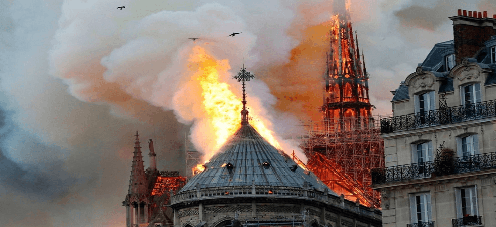Notre Dame divorata dalle fiamme, l'incendio è devastante