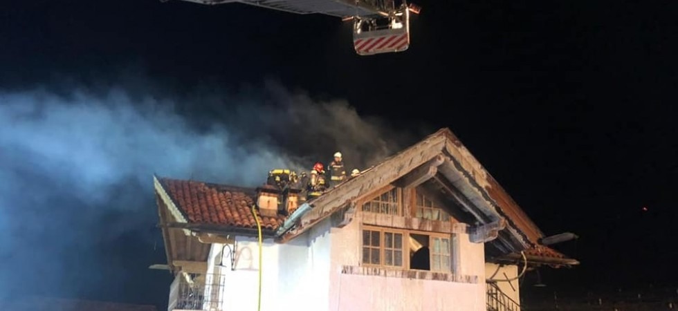 In fiamme il tetto di un agriturismo, sul posto quattro corpi dei vigili del fuoco