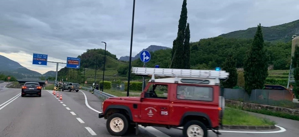 I vigili del fuoco bloccano la strada per garantire la sicurezza di un orsetto
