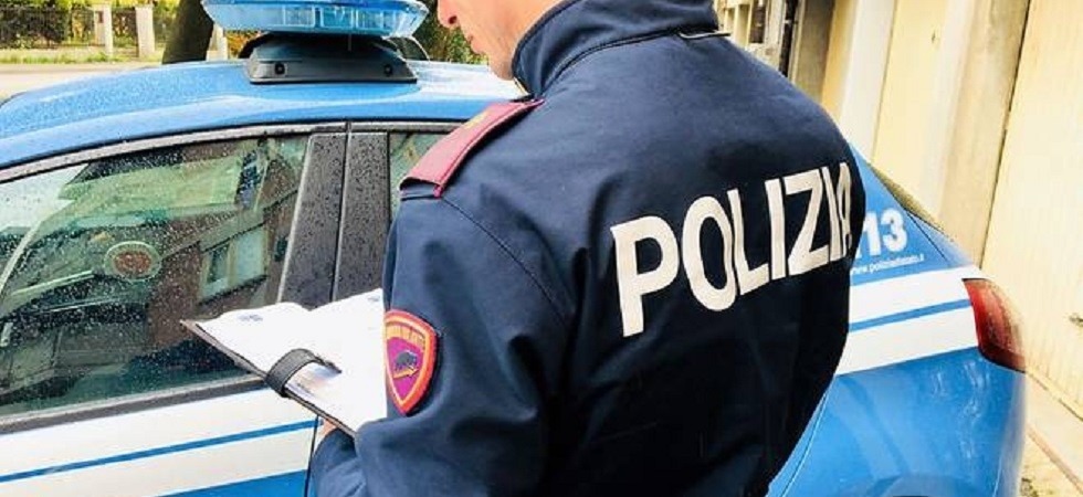 Il dipendente lo scopre mentre sta rubando dal portafoglio di una collega e fa intervenire la polizia